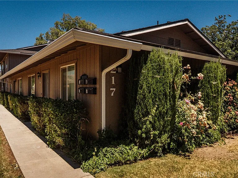 217 E I St — Photo 2
