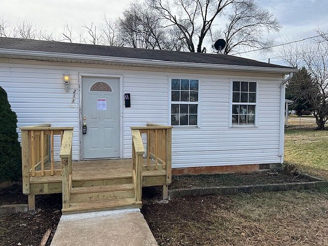 1st image of 211 Laurel St Front 1