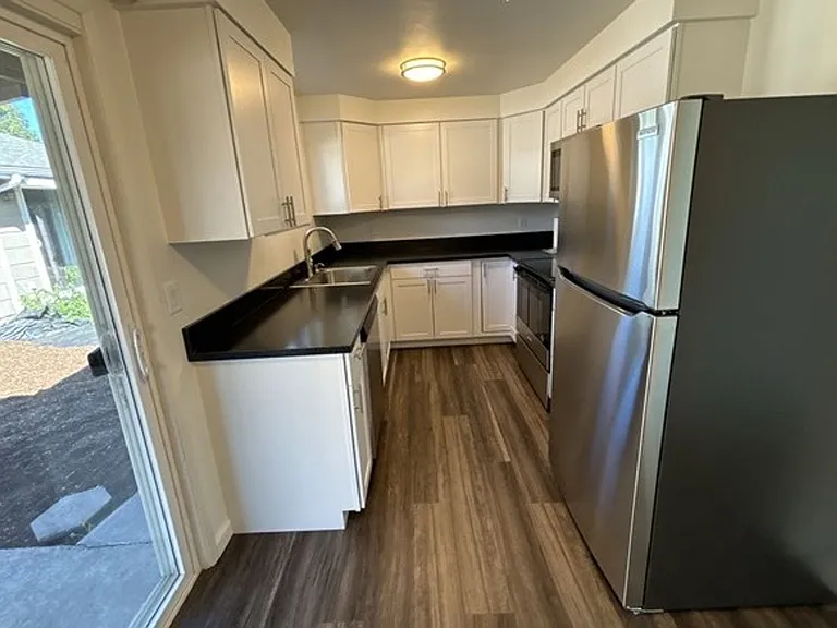 351 Clay St E — Photo 4