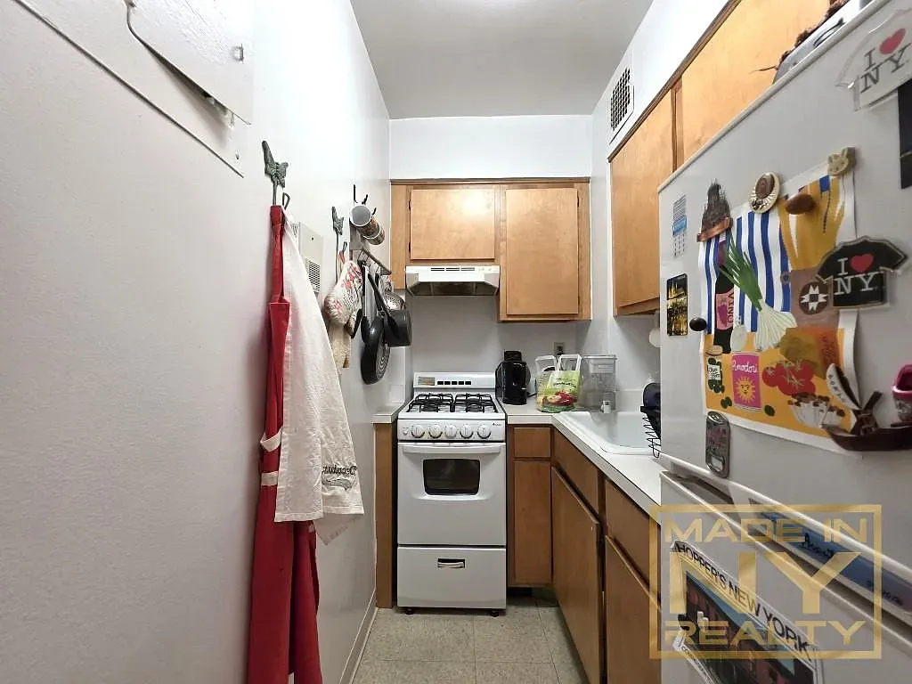 327 West 30th Street — Photo 3