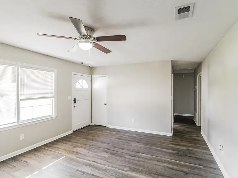 1049411_017_living_room_13622071.jpg