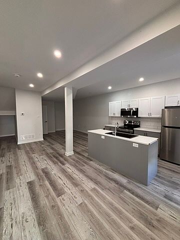 1st image of 160 Bayswater Ave #1
