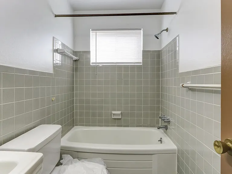 Ellacott Parkway Apartments — Photo 52