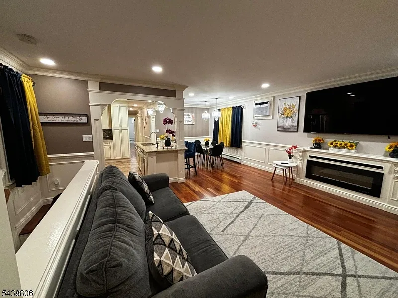 3 bed, 1.0 bath, $3,200 — Photo 2