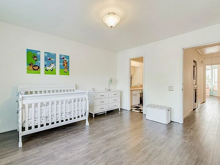 930 Rutland St — Photo 19