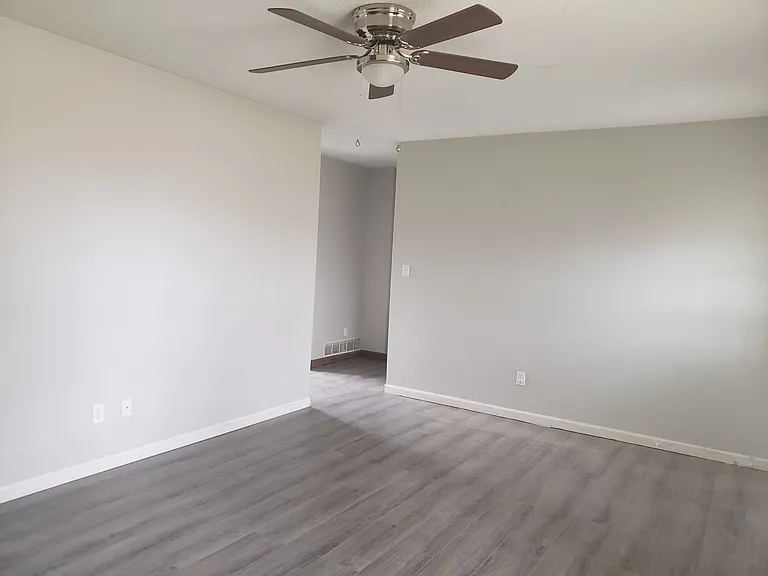 105 Creekside Ct — Photo 3
