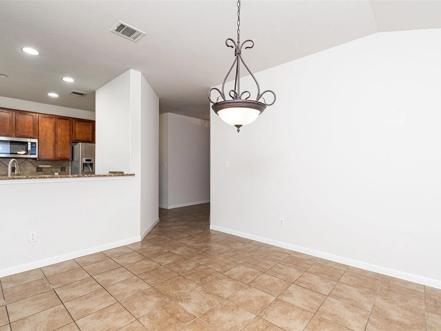 3 bed, 2.0 bath, 1898 sqft, $2,395 — Photo 4