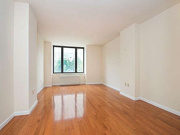 Master Bedroom w/ Walkin Cl