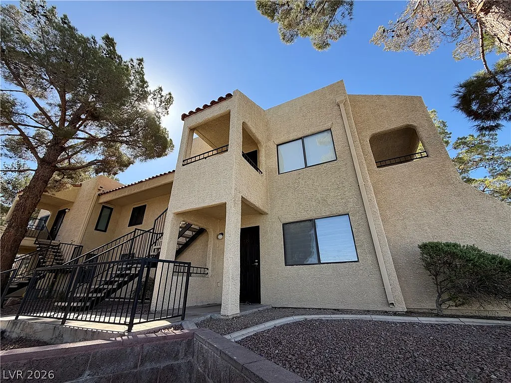 2 bed, 2.0 bath, 886 sqft, $1,300 — Photo 1