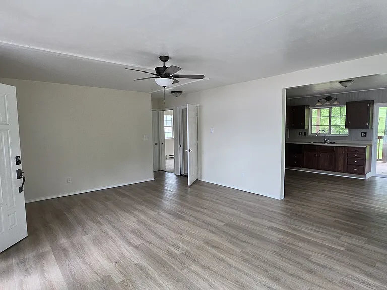 555 1/2 Canterbury Dr — Photo 7