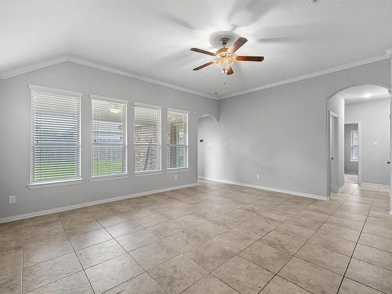 636 Maple Point Dr E — Photo 11