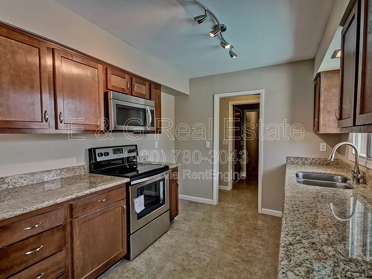 1030 E Manhatton Dr — Photo 10