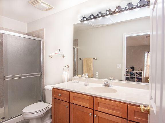 5th image of 3821 N Milwaukee Ave Unit D