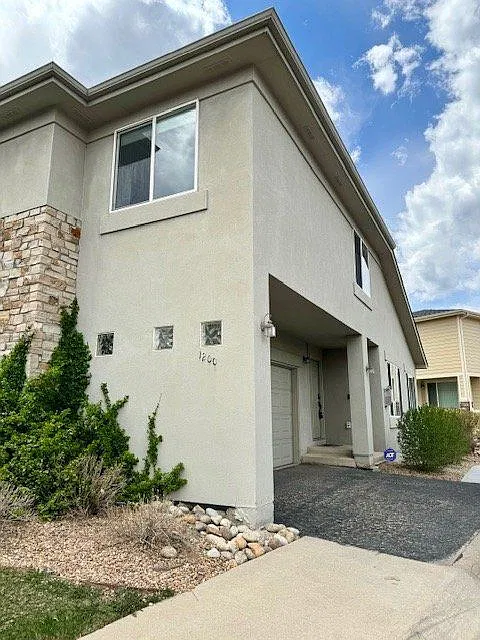3 bed, 3.5 bath, 2302 sqft, $3,000 — Photo 2