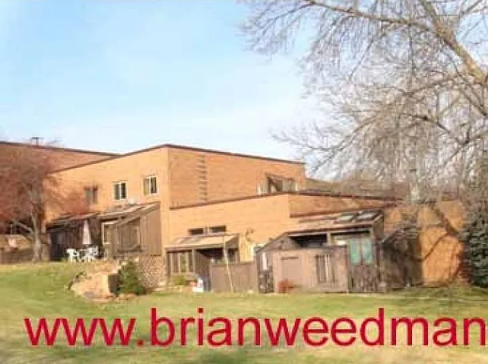 350 Oakwood Dr — Photo 2