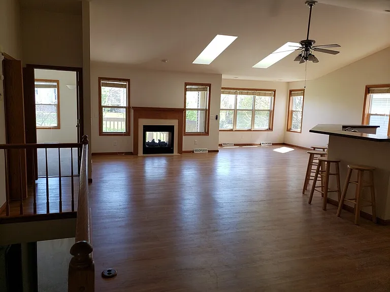 105 E School Rd — Photo 2