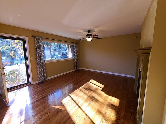3rd image of 1325 Cloverdale Cir