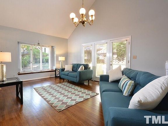 3rd image of 142 Essex Dr