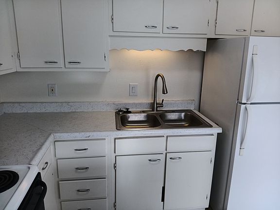 2nd image of 909 Carlisle Blvd SE APT C