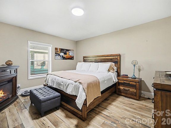 5th image of 918 8th St