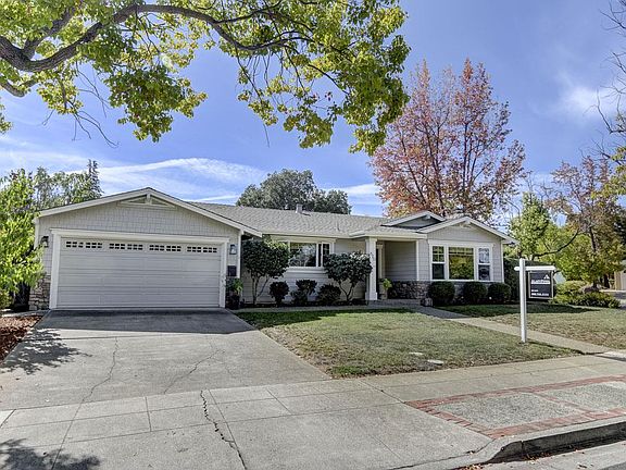 3rd image of 820 Lilac Way