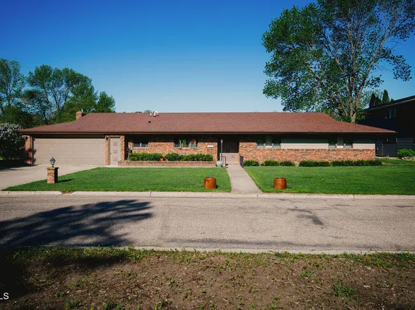 515 8th St SW, Jamestown, ND 58401