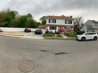 26 Heisser Ln, Farmingdale, NY 11735