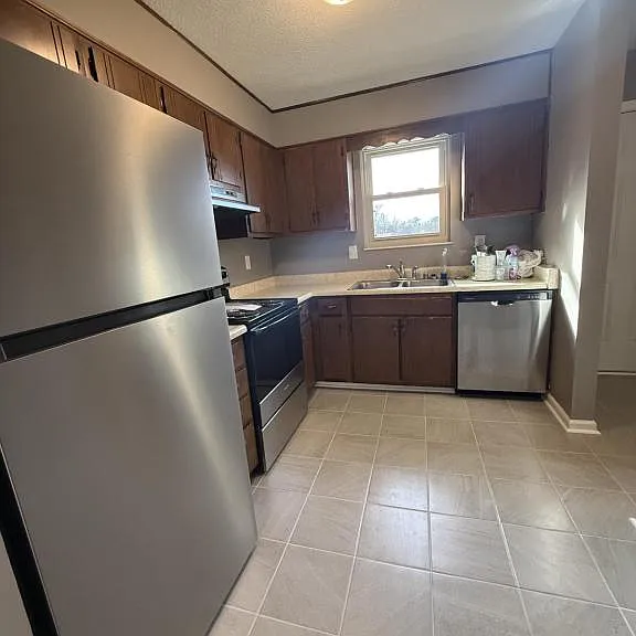 1240 Clear Ridge Ln — Photo 2