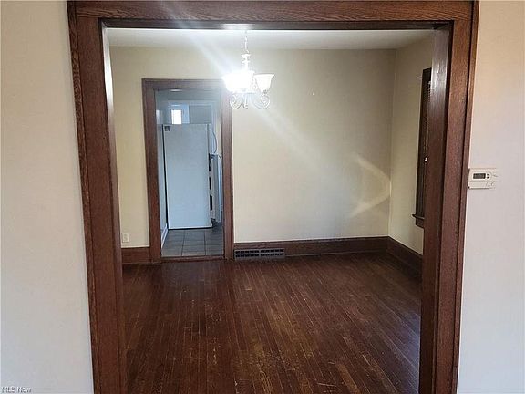 5th image of 230 Erskine Ave
