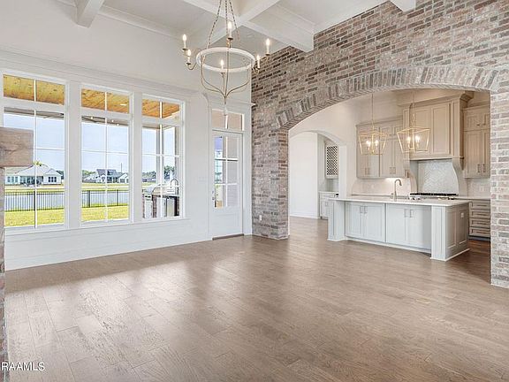 4th image of 407 Abercrombie Way