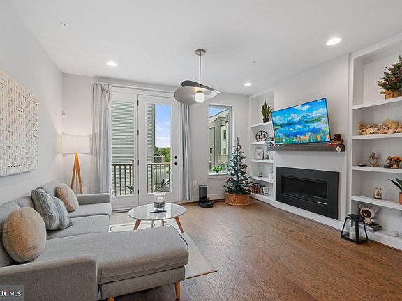 3rd image of 852 Thompson Cres #50