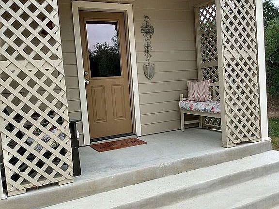 3rd image of 195 Deer Oaks Dr
