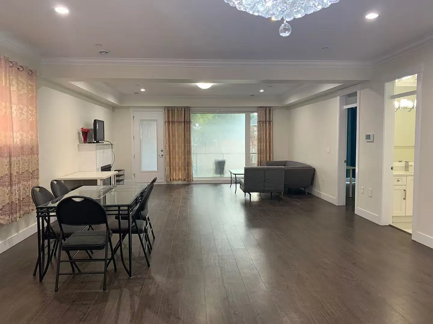 4 bed, 2900 sqft, $5,600 — Photo 2