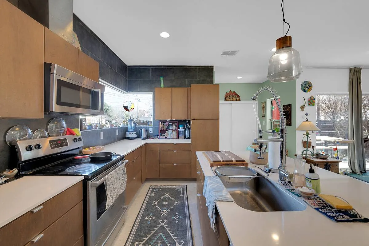 3 bed, 1400 sqft, $2,900 — Photo 3
