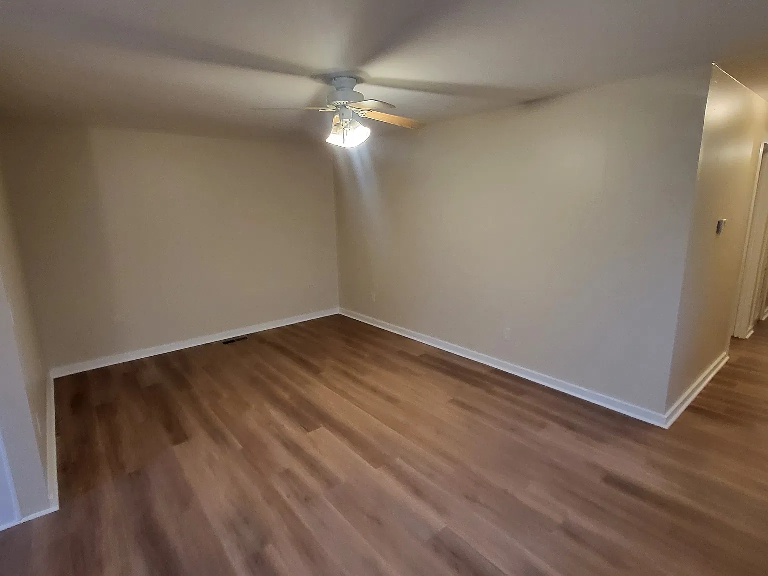 3 bed, 1.0 bath, 1040 sqft, $1,350 — Photo 3