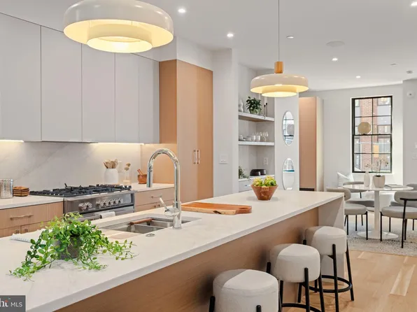 207A Vine St, Philadelphia, PA 19106