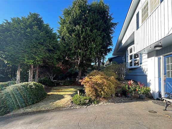 3rd image of 1730 Graves Avenue