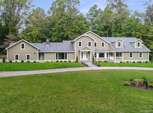 31 Country Club Dr, Woodbridge, CT 06525