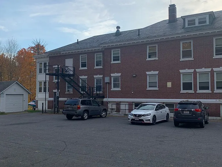 423 Pelham St — Photo 2