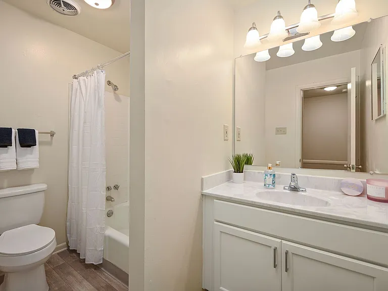 Renovated 2BR Townhouse Full Bathroom