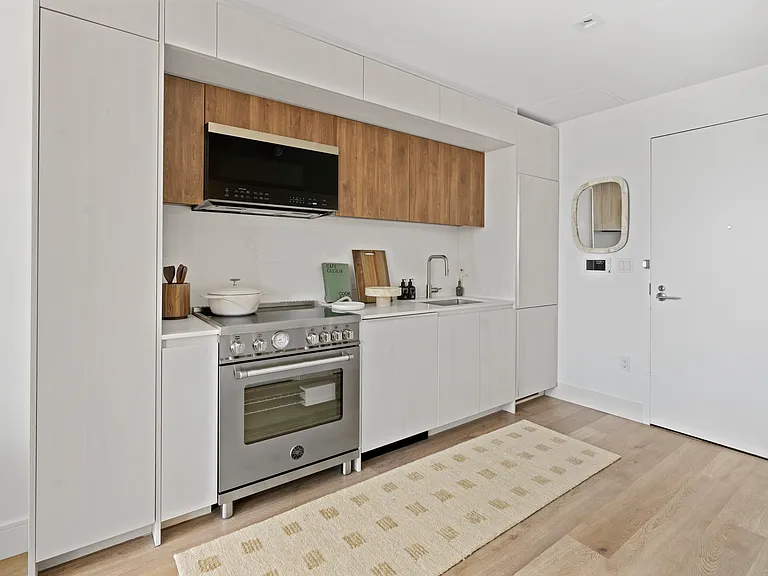 644 E 14th St #610 — Photo 9