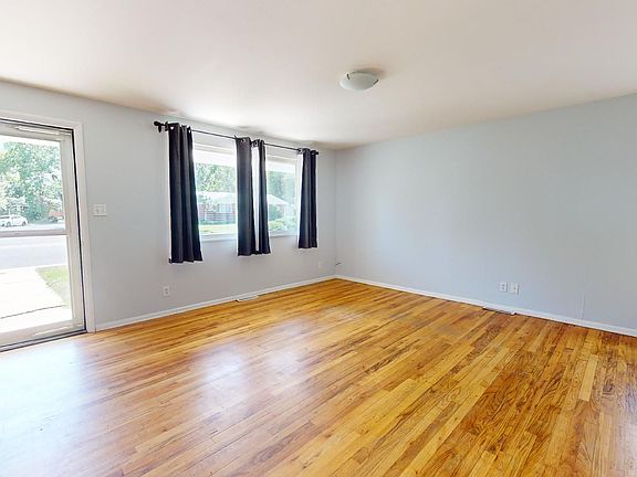 3rd image of 3295 Euclid Ave