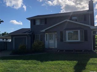 14 Galaxie Ln, Selden, NY 11784