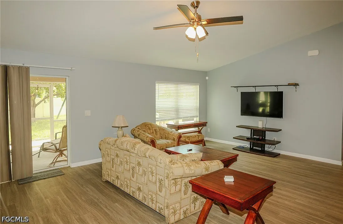 3 bed, 2.0 bath, 2045 sqft, $2,295 — Photo 3