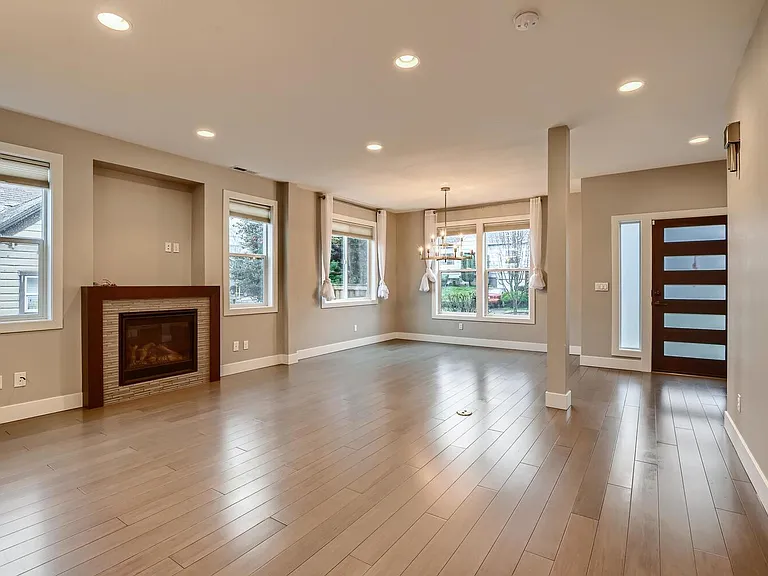 1225 NE Holland St — Photo 24