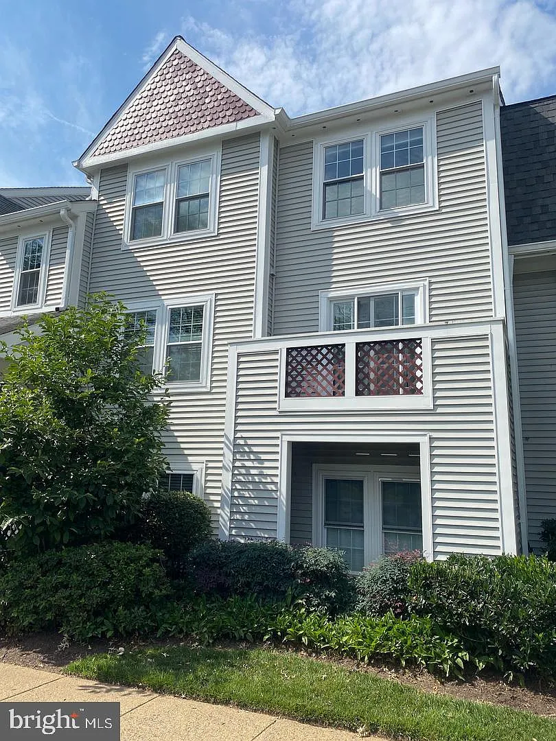 2 bed, 2.0 bath, 1044 sqft, $2,350 — Photo 2