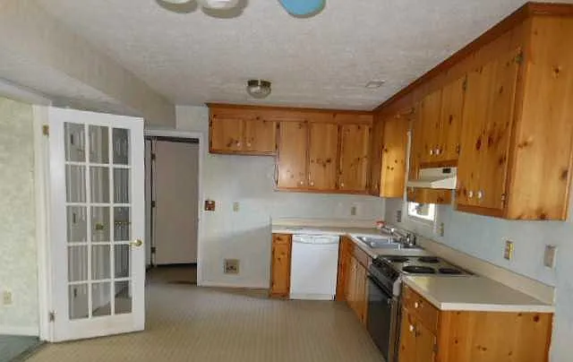 128 Old Thompson Ave — Photo 3