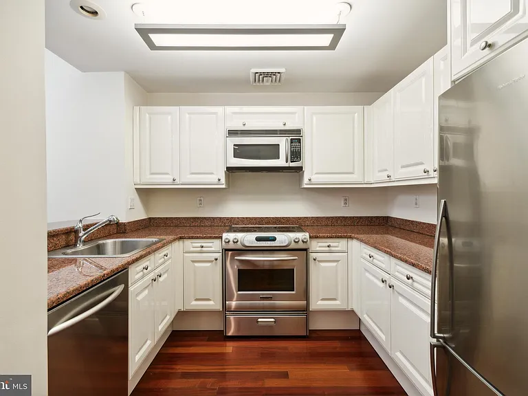 1500 Chestnut St #-4H — Photo 13
