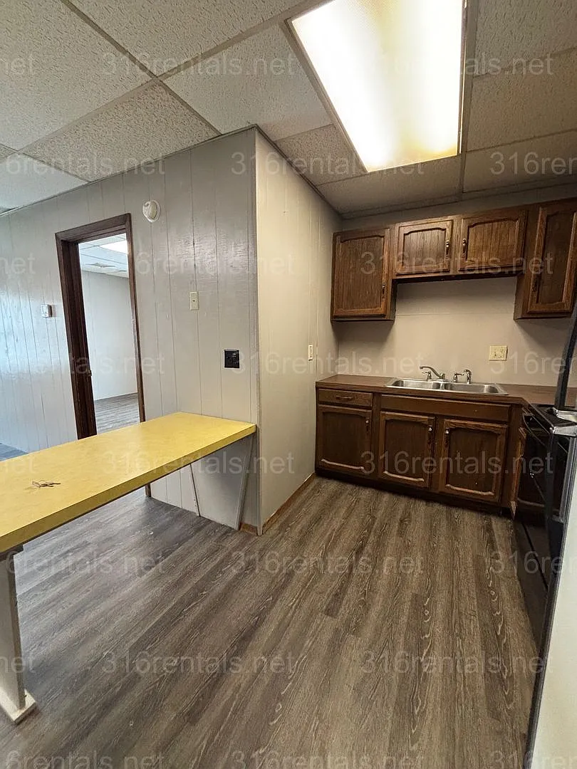 111 W Pine — Photo 2