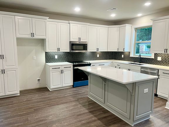 2nd image of 1105 River Oaks Dr